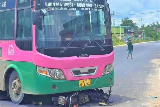 Bị cuốn vào gầm xe buýt, hai vợ chồng thương vong