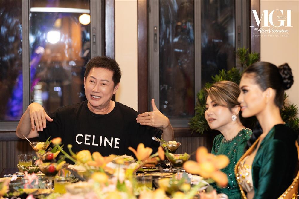 Người đẹp Brazil bối rối vì tiếng Anh kém khi nói chuyện cùng ông Nawat-2