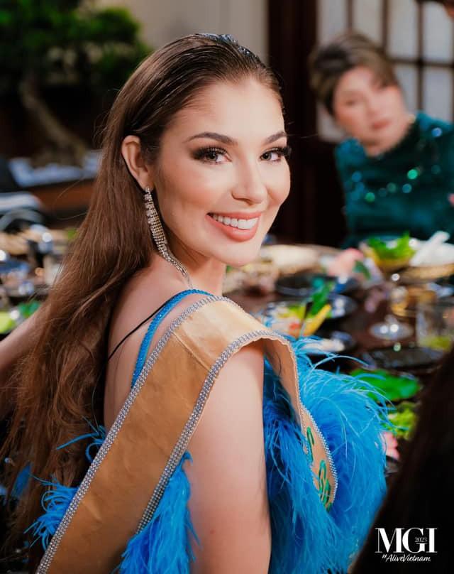 Người đẹp Brazil bối rối vì tiếng Anh kém khi nói chuyện cùng ông Nawat-3