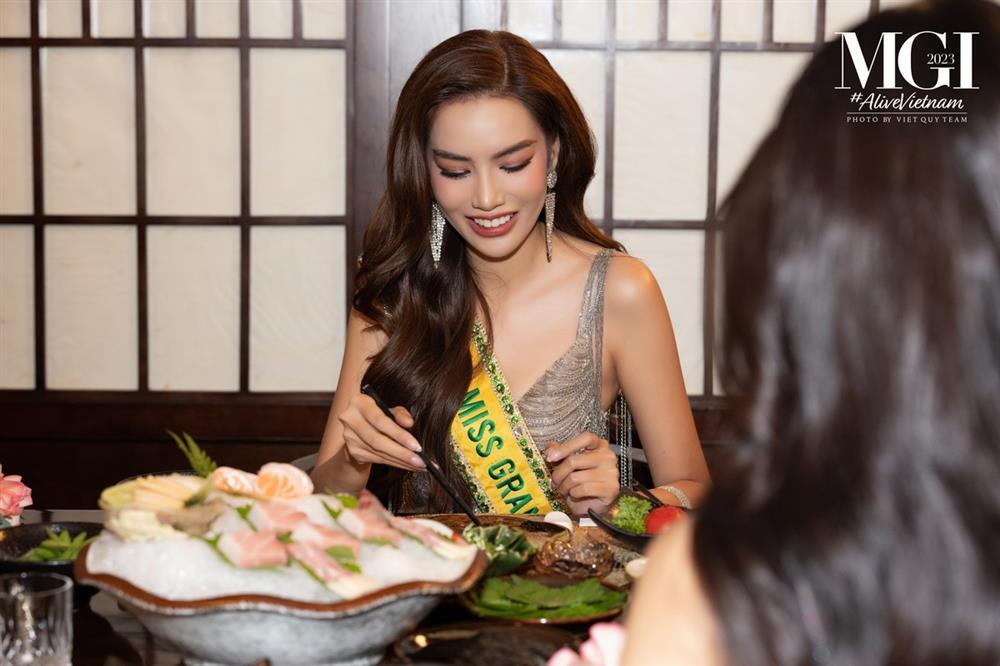 Người đẹp Brazil bối rối vì tiếng Anh kém khi nói chuyện cùng ông Nawat-5