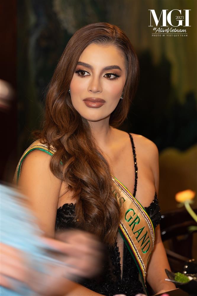 Người đẹp Brazil bối rối vì tiếng Anh kém khi nói chuyện cùng ông Nawat-8