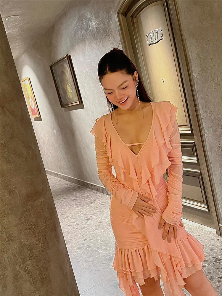 Phạm Quỳnh Anh mặc áo trong suốt lộ rõ đường cong, mẹ 3 con mà body đẹp nức nở-6