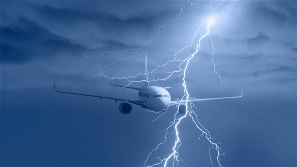 Máy bay Airbus A330 chở 278 khách phải hạ cánh khẩn cấp do bị sét đánh trúng-1