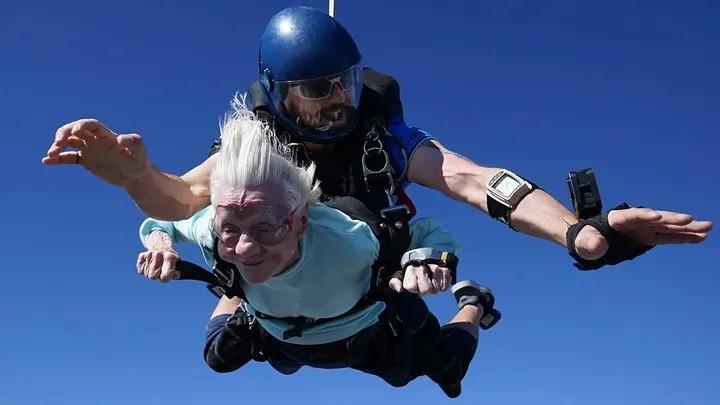 Du khách 104 tuổi lập kỷ lục nhảy dù từ độ cao hơn 4.000 mét-2