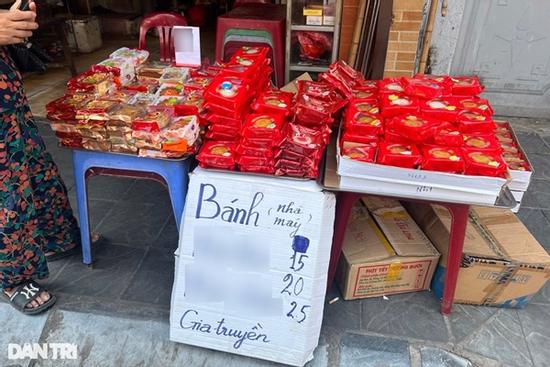 Đổ xô mua bánh trung thu hạ giá vỉa hè, chuyên gia cảnh báo 'đừng ham rẻ'