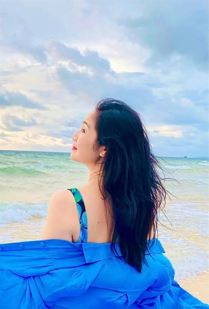 NSND Thu Hà tuổi 54 tự tin diện áo tắm khoe vóc dáng đồng hồ cát-3