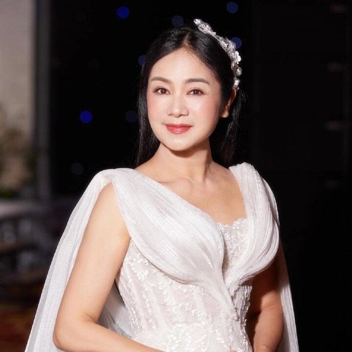 NSND Thu Hà tuổi 54 tự tin diện áo tắm khoe vóc dáng đồng hồ cát-7