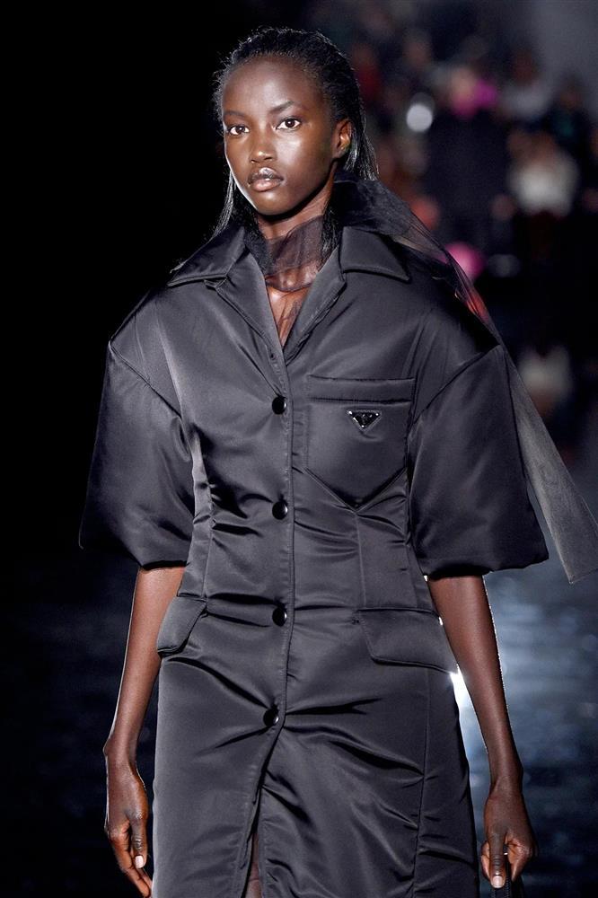 Đi dự tiệc ở trường, cô gái vụt sáng thành người mẫu nổi tiếng thế giới-4