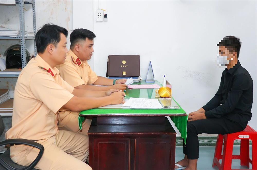 Thiếu niên diễn xiếc trên mô tô trước cổng UBND tỉnh Vĩnh Long-1