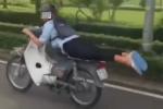 Nam thanh niên ‘diễn xiếc’ nằm trên xe máy ở Đại lộ Thăng Long-1