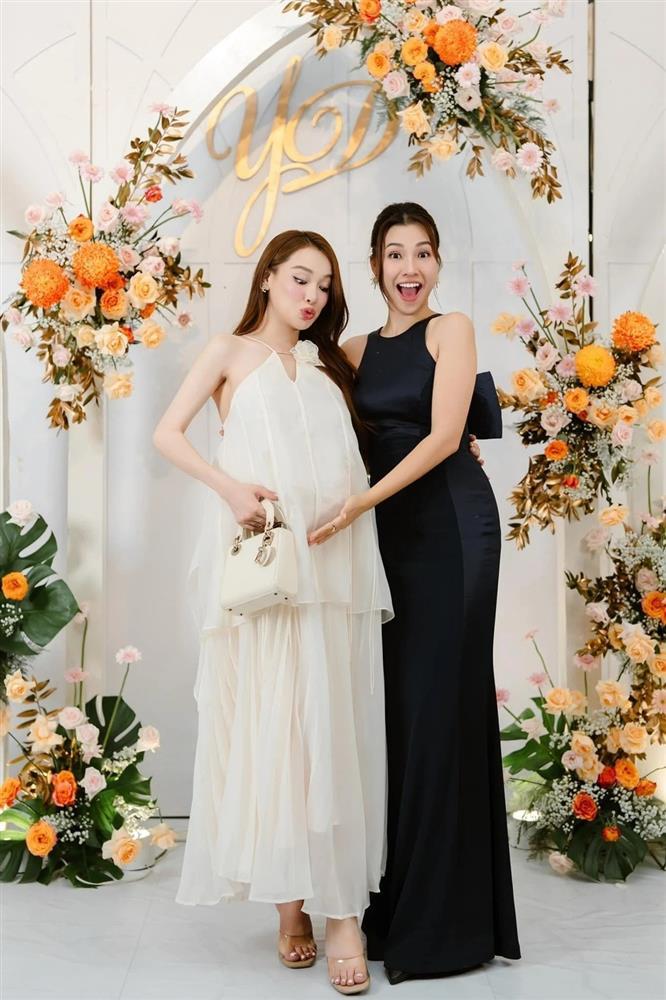 Mang bầu lần 2, Nhã Phương chuộng diện váy ôm sát đi dự sự kiện-4