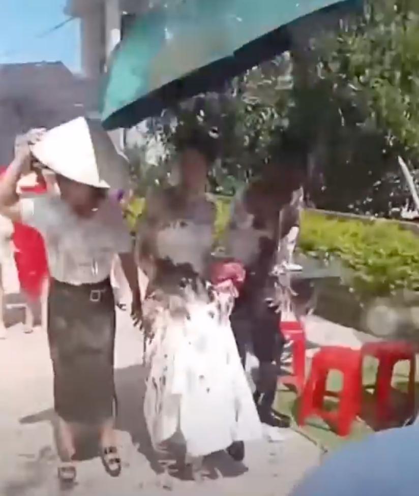 Làm rõ vụ cô dâu chú rể bị hất chất bẩn vào người ngay tại lễ đón dâu-1