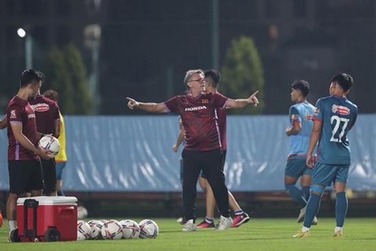 HLV Troussier cao tay, chờ tuyển Việt Nam 'lột xác'