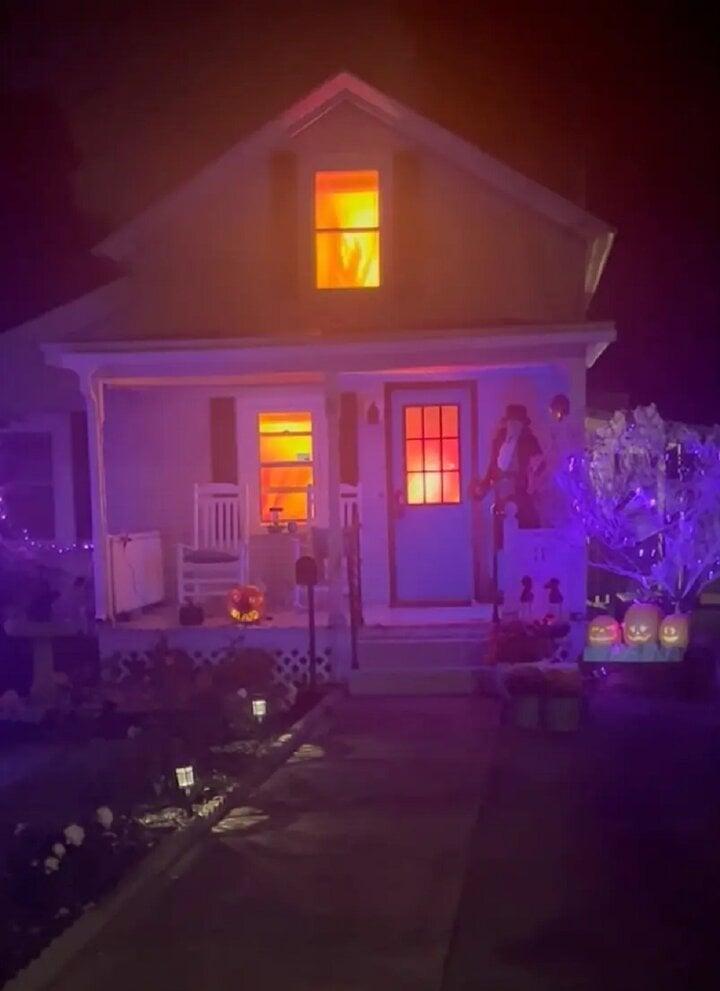 Cảnh sát lao đi cứu hỏa, hóa ra đám cháy là màn trang trí Halloween y như thật-1