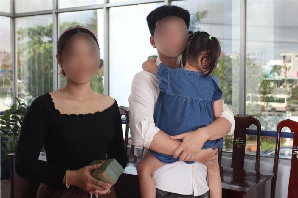 Trao lại gần 1 tỷ đồng cho gia đình bé 3 tuổi bị bắt cóc-1