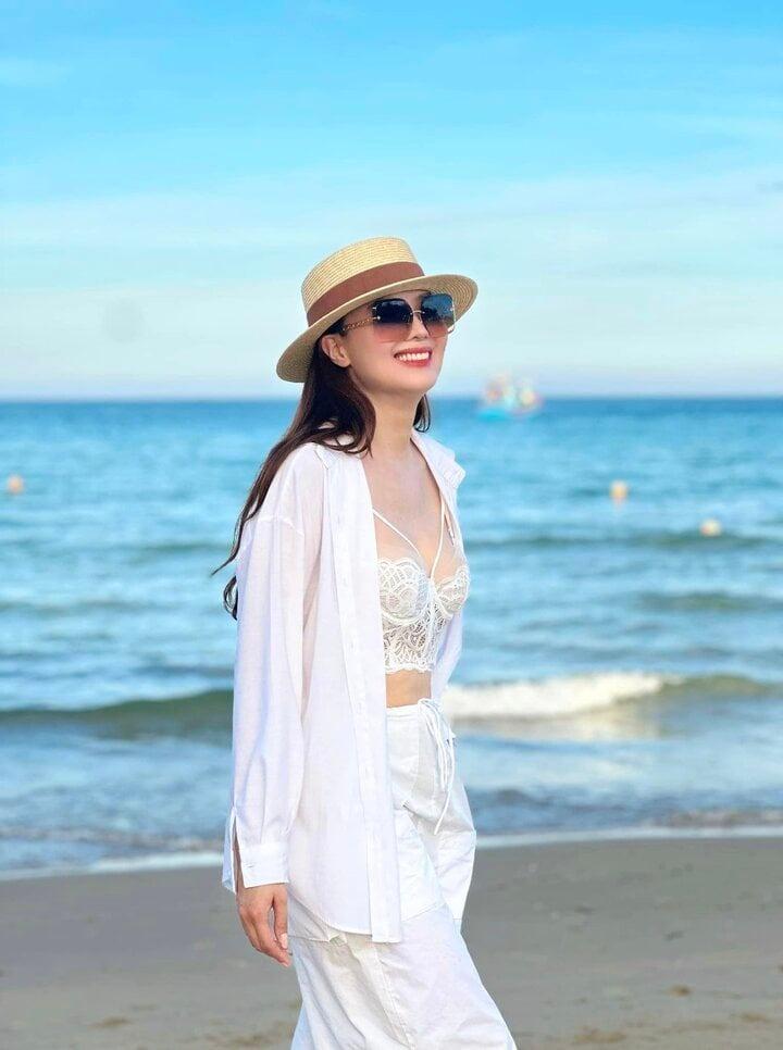 Hồng Diễm gợi cảm với mốt khoe nội y-1