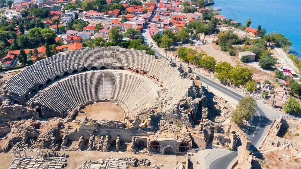 Nữ du khách bị bắt khi du lịch nước ngoài vì nhặt đá cổ về bày bể cá-1