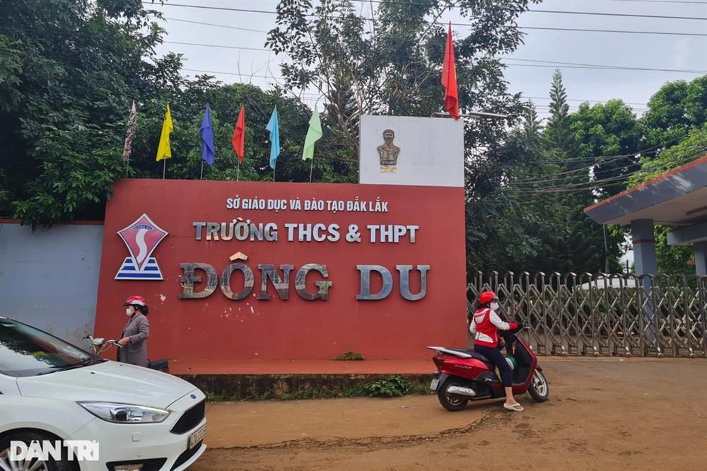 Hơn 2.000 học sinh bị soát cặp và người trước khi vào trường-1