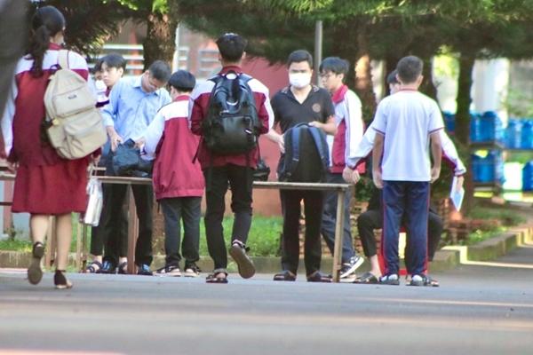 Dừng ngay việc soát cặp, người của hơn 2.000 học sinh trước khi vào trường-4