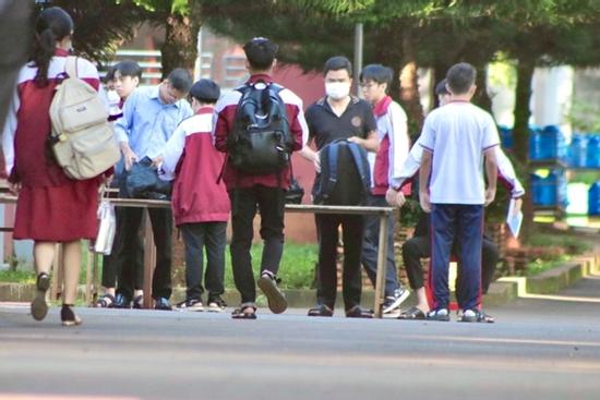 Hơn 2.000 học sinh bị soát cặp và người trước khi vào trường