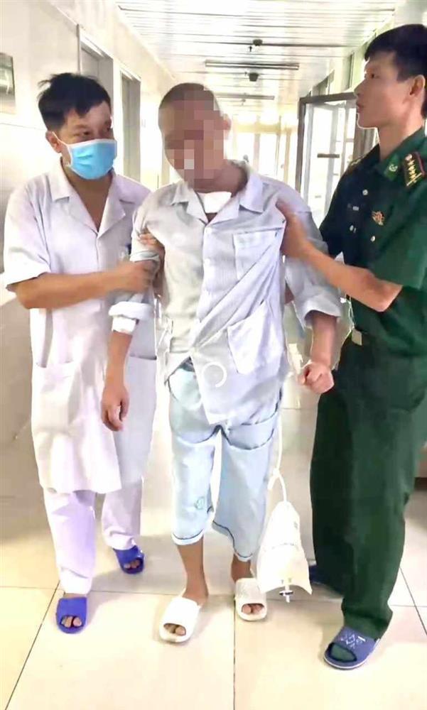 Nạn nhân nặng nhất trong vụ cháy chung cư mini bắt đầu tập đi-1