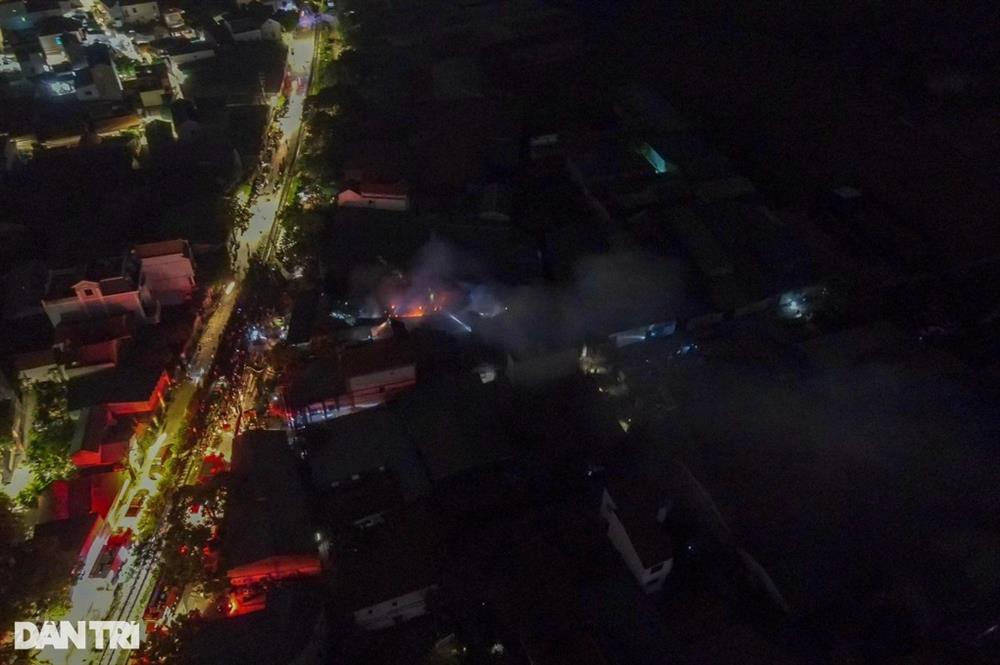Cháy xưởng làm sợi ở Hà Nội, khói đen bốc cao hàng chục mét-1