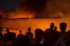 Cháy xưởng làm sợi ở Hà Nội, khói đen bốc cao hàng chục mét