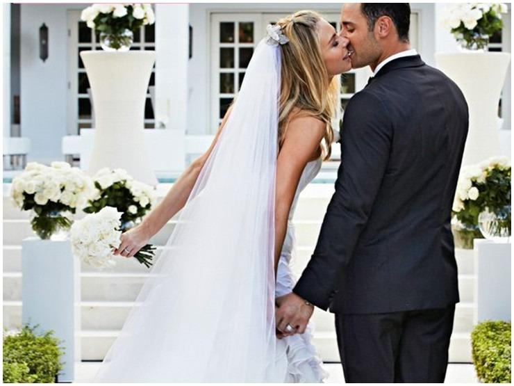 Chàng thợ xây khiến hoa hậu đẹp không góc chết si mê suốt 20 năm-3