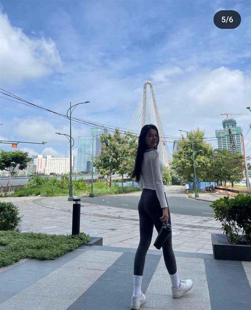 Gái xinh giật bồ Hương Giang mặc đồ tập ôm sát đi dưới phố, khoe trọn body nuột nà-2