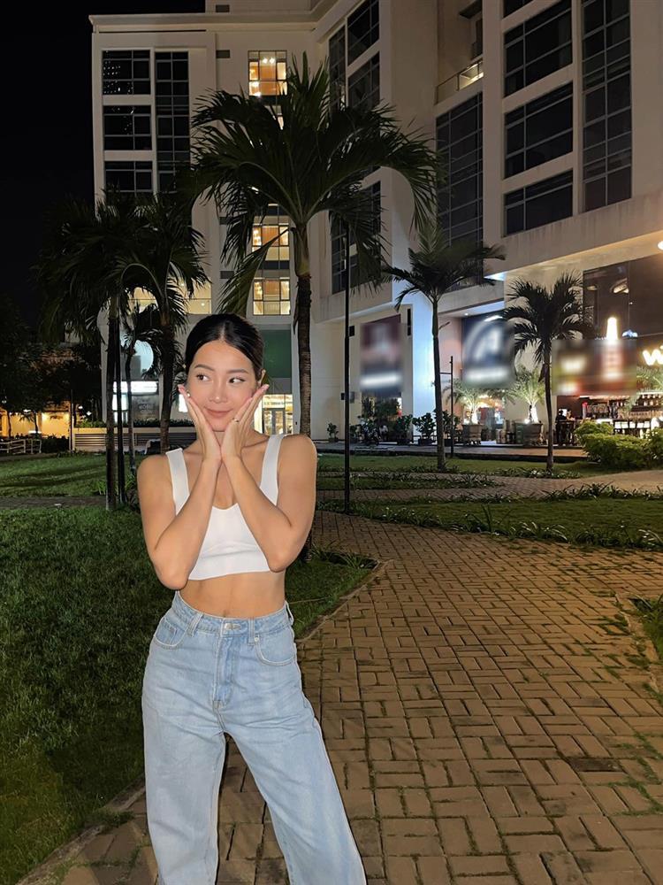 Gái xinh giật bồ Hương Giang mặc đồ tập ôm sát đi dưới phố, khoe trọn body nuột nà-3