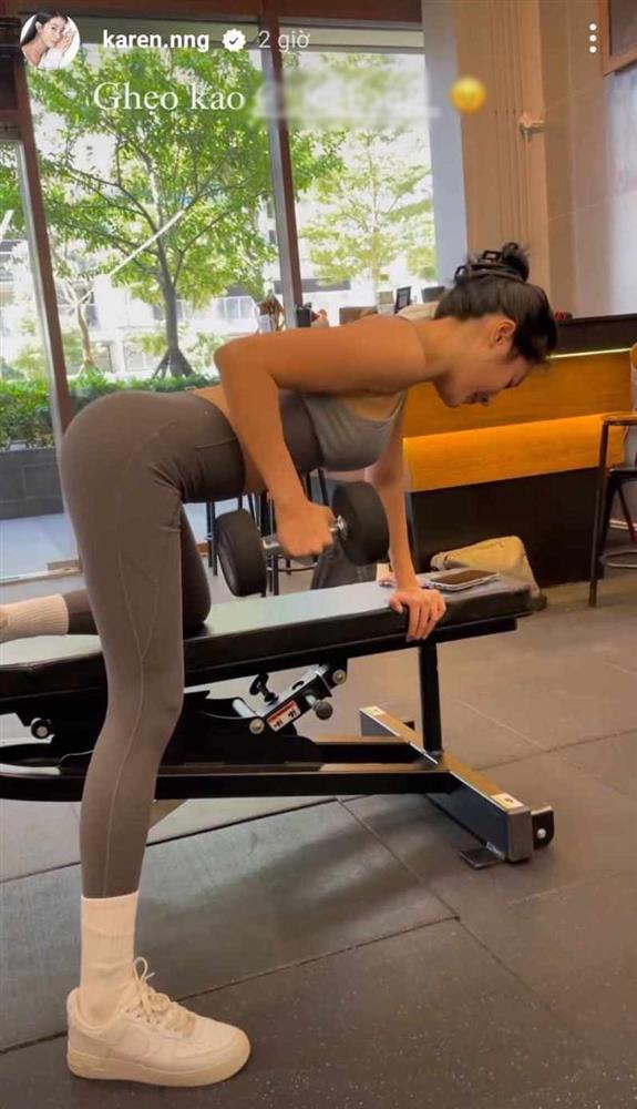 Gái xinh giật bồ Hương Giang mặc đồ tập ôm sát đi dưới phố, khoe trọn body nuột nà-4