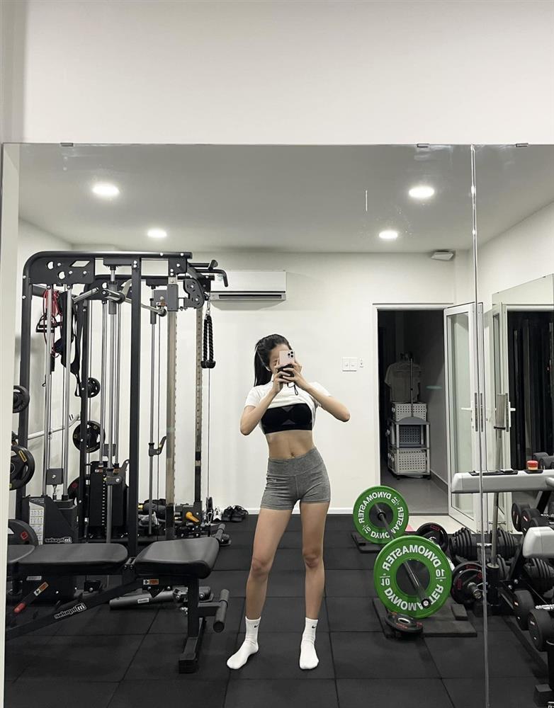 Gái xinh giật bồ Hương Giang mặc đồ tập ôm sát đi dưới phố, khoe trọn body nuột nà-10