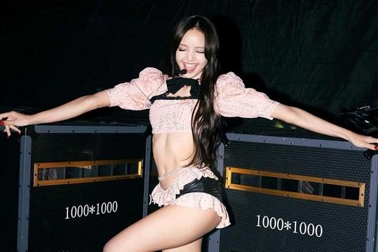 Lisa (BlackPink) không đủ tiêu chuẩn diễn ở bar thoát y?