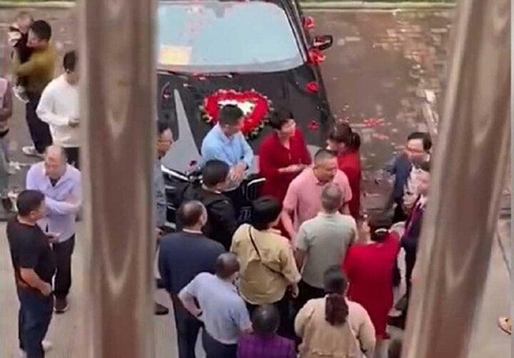 Đi đón dâu nhầm khiến nhà người ta đốt hết pháo cưới, chú rể phải bồi thường-1