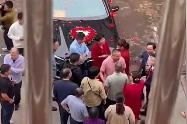 Bà cô chú rể nổi cơn tự ái, hai họ đánh nhau loạn xạ ở đám cưới-4