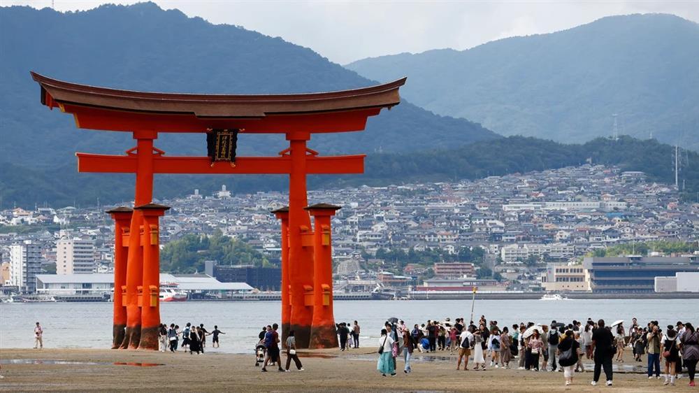 Quê hương ngôi đền nổi biểu tượng của Nhật áp thuế du khách chống quá tải-1