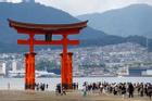 Quê hương 'ngôi đền nổi' biểu tượng của Nhật áp thuế du khách chống quá tải