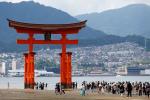 Quê hương 'ngôi đền nổi' biểu tượng của Nhật áp thuế du khách chống quá tải