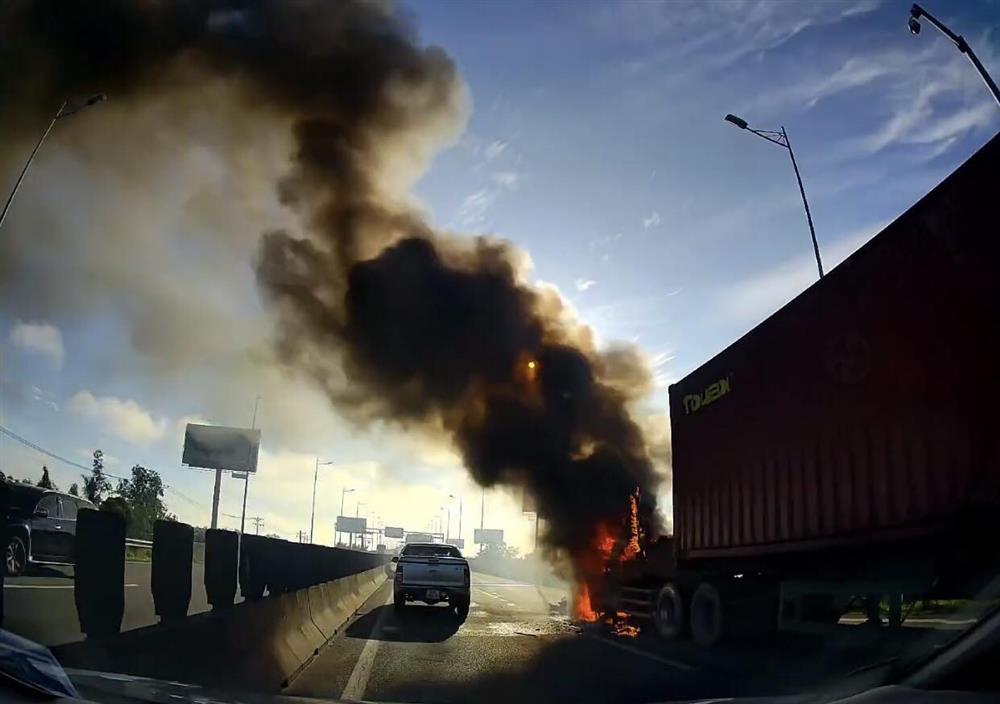 Xe container bốc cháy dữ dội, cao tốc TP.HCM - Long Thành ùn tắc kéo dài-1