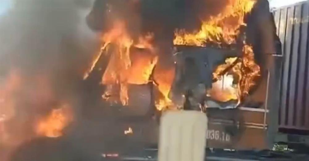 Xe container bốc cháy dữ dội, cao tốc TP.HCM - Long Thành ùn tắc kéo dài-2