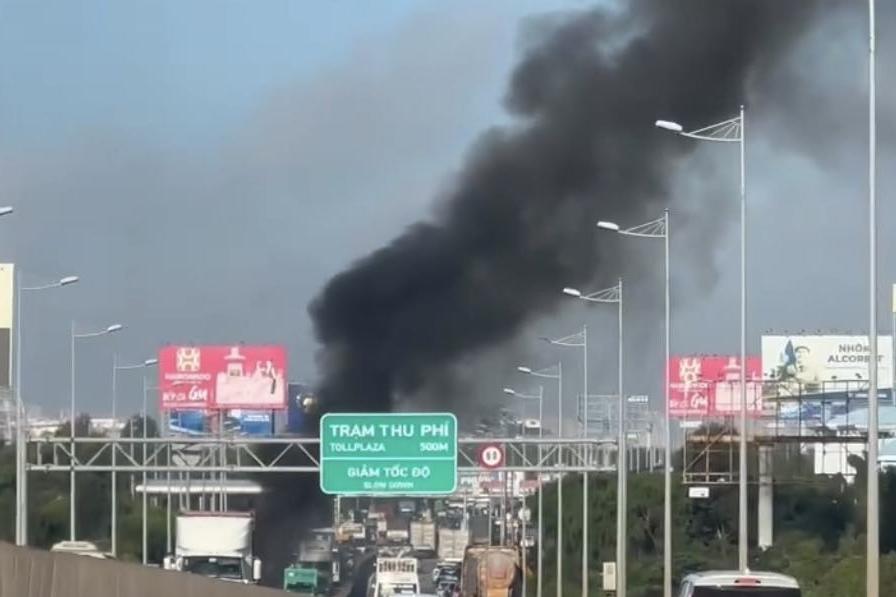 Giải cứu 4 người khỏi ngôi nhà đang bốc cháy ở Hải Phòng-3