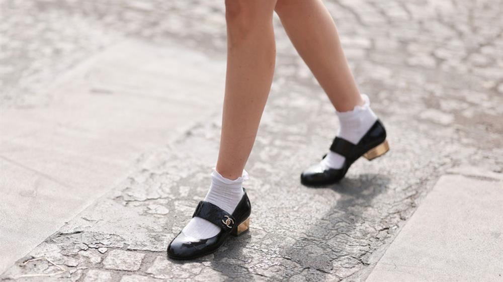 Đôi giày nào chưa từng có dấu hiệu lỗi mốt?-4