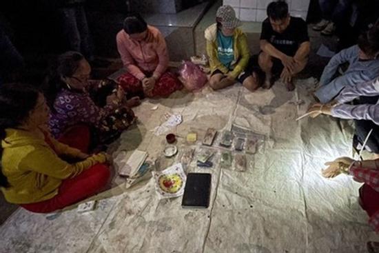 Nhiều 'quý bà' lắc tài xỉu tại khu nhà mồ lúc chạng vạng