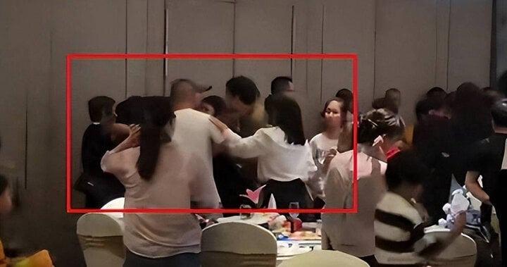 Bà cô chú rể nổi cơn tự ái, hai họ đánh nhau loạn xạ ở đám cưới-1