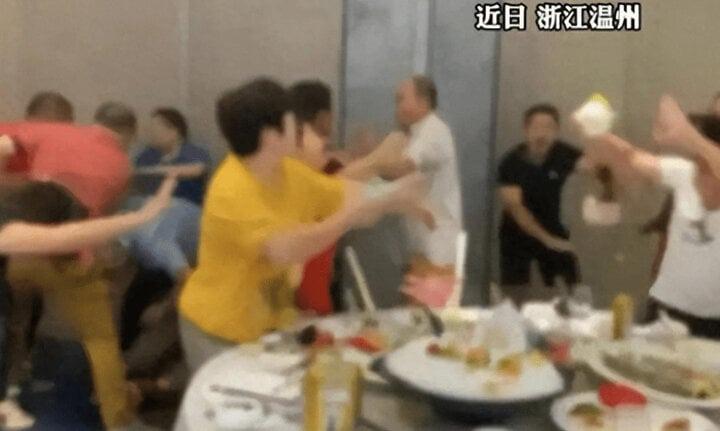 Bà cô chú rể nổi cơn tự ái, hai họ đánh nhau loạn xạ ở đám cưới-2