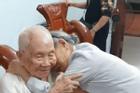 Khoảnh khắc em gái 88 tuổi bịn rịn chia tay anh 101 tuổi gây sốt