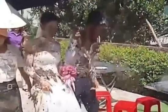Thông tin bất ngờ vụ cô dâu, chú rể bị tạt chất bẩn trong đám cưới