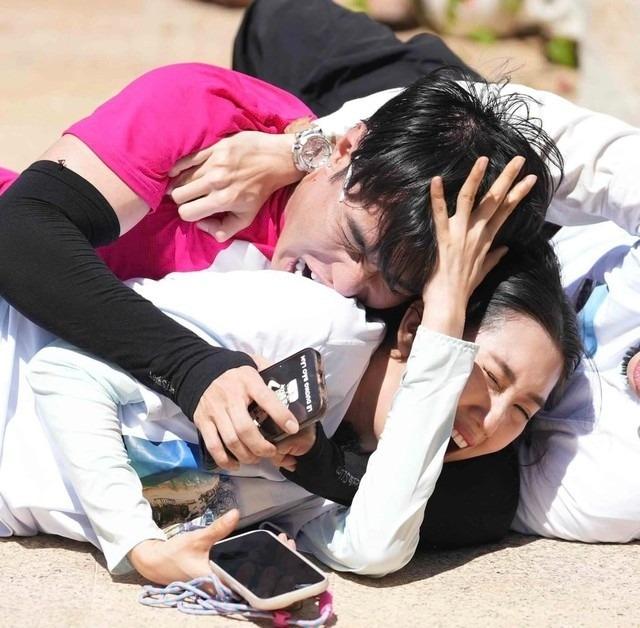 Game show gây cười bằng việc Lê Dương Bảo Lâm rơi răng sứ, cắn vào vai Thúy Ngân-3