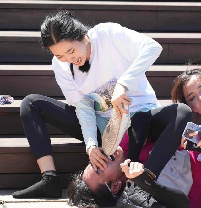 Game show gây cười bằng việc Lê Dương Bảo Lâm rơi răng sứ, cắn vào vai Thúy Ngân-4