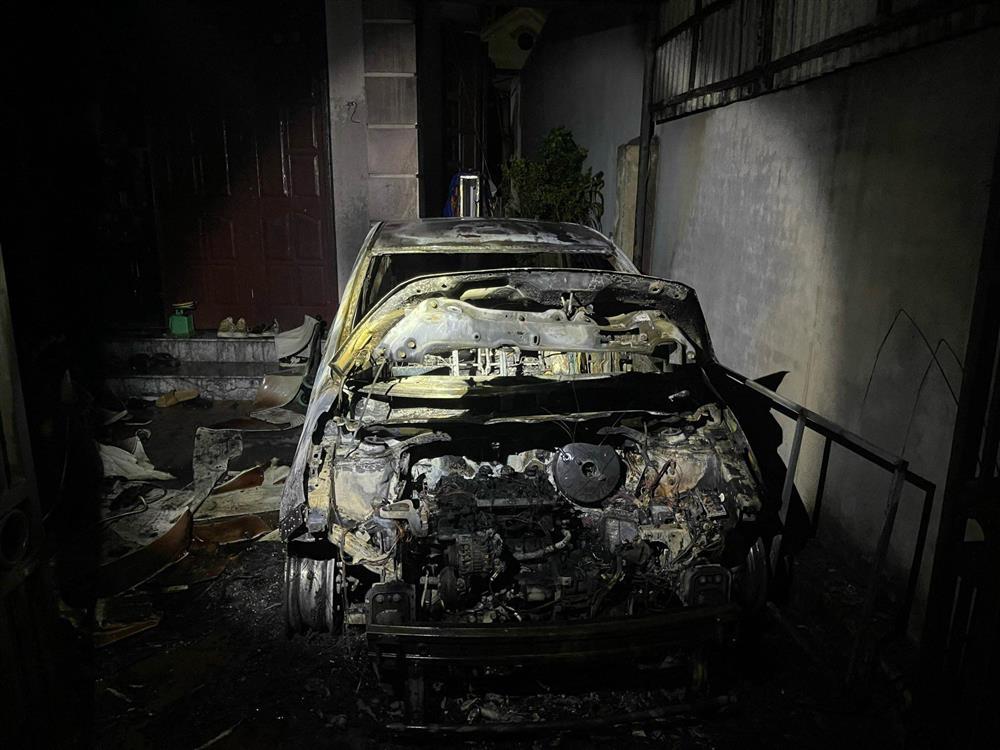 Giải cứu 4 người khỏi ngôi nhà đang bốc cháy ở Hải Phòng-1